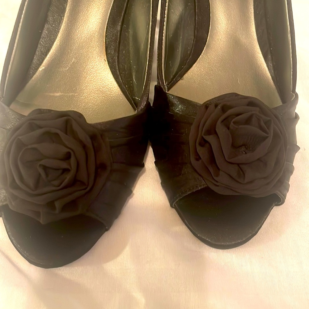 Authentic MOOTSIES TOOTSIES black silky flower peep toe sexy 👠